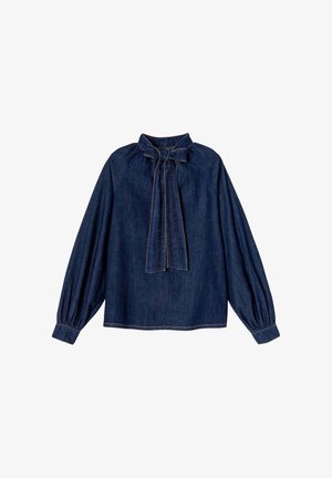 Blouse en denim avec un col à nœud, manches longues et détails froncés. Tissu bleu foncé avec des coutures visibles le long des coutures.