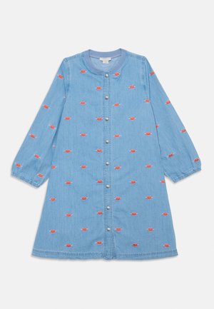 Vestido de denim azul claro com mangas longas, apresentando bordados de lábios vermelhos, fecho frontal com botões e um corte casual.