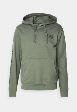 Felpa con cappuccio verde oliva, realizzata in tessuto morbido. Presenta una tasca frontale, polsini a coste e un logo sul petto e sulla manica.