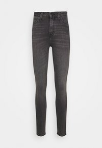 Jeans de denim negros de tiro alto con corte ajustado, que cuentan con cinco bolsillos, un ligero desgaste y un cierre clásico de botón y cremallera.