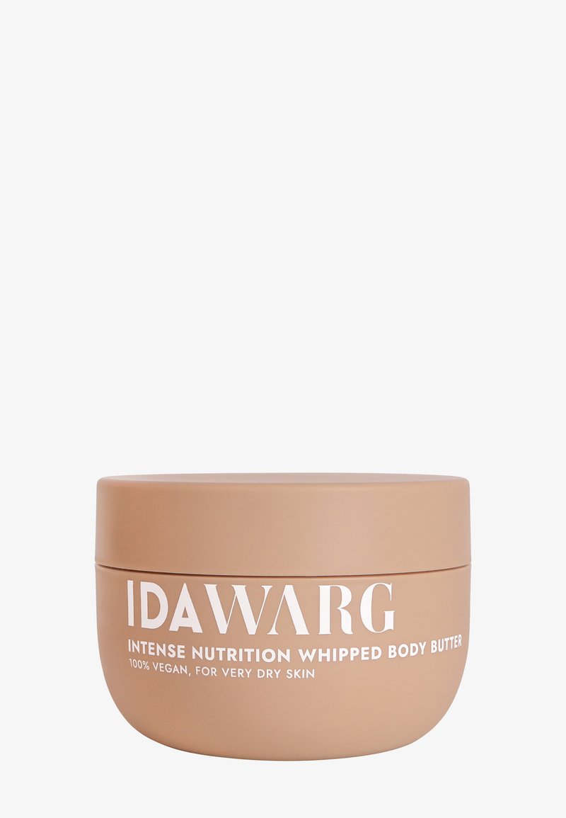 Rund krukke merket "IDAWARG INTENSE NUTRITION WHIPPED BODY BUTTER," med hvit tekst. Designet for veldig tørr hud, 100 % vegansk.