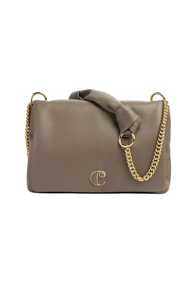 Borsa a mano in finta pelle marrone chiaro con manico annodato e tracolla in catena dorata. Presenta un logo dorato decorativo sul davanti.