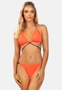 Pomarańczowy zestaw bikini składający się z trójkątnego topu z czarnymi ramiączkami oraz dopasowanych majtek. Gładka tekstura i minimalistyczny design.