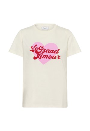 Krēmkrāsas īsroku T-krekls ar lielu rozā sirdi un sarkanu rakstītu tekstu "Le Grand Amour" priekšpusē.