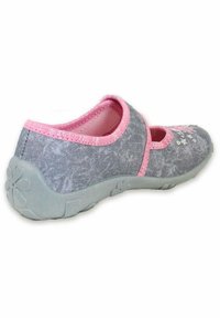 Grauer Stoffschuh mit rosa Akzenten, runder Form, elastischem Riemen, floralen Details an der Zehenpartie und strukturiertem grauem Gummisohle.