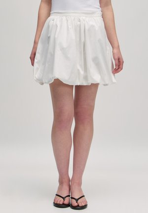 Witte, opgeblazen skort gemaakt van lichtgewicht materiaal met een gerimpelde elastische tailleband, met een gladde textuur en geen zichtbare patronen.