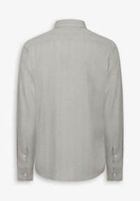 Jasnoszara koszula z długim rękawem, z klasycznym kołnierzykiem, prostym dołem i guzikami przy mankietach. Materiał ma gładką teksturę o minimalnym połysku.