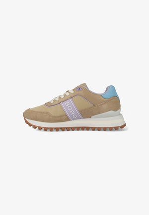 Beige en tan sneaker met witte veters, paarse "BORG" merkstreep, blauw hielaccent, dikke witte zool en rubberen buitenzool.