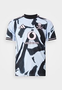 Svetlo modrý futbalový dres s výraznými čiernymi švihmi, čiernym golierom, ružovými akcentmi a potlačami loga na prednej strane.