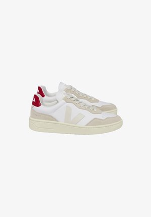 Weiße Sneaker mit einer beigen Wildleder-Zehenkappe und seitlichen Einsätzen. Rote Akzente an der Ferse und dem Logo, mit Schnürverschluss. Weicher Textil.