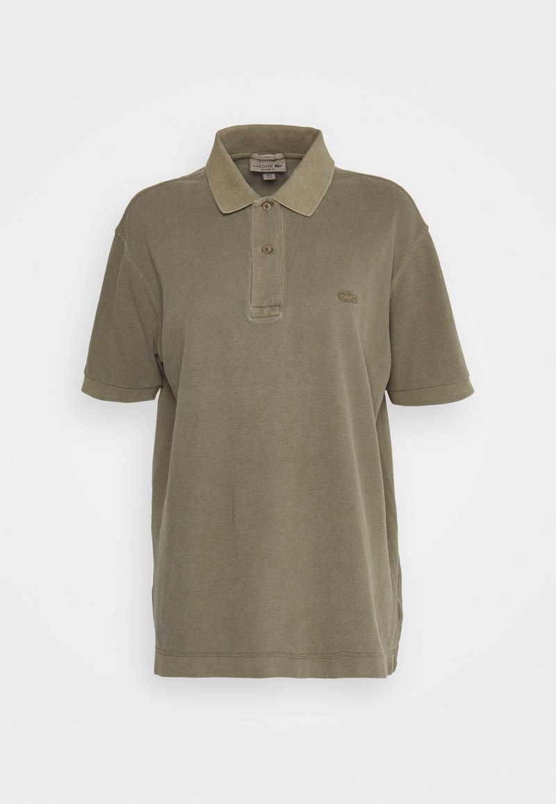 Polo à manches courtes vert olive avec deux boutons, col classique et petit logo crocodile brodé sur la poitrine gauche.