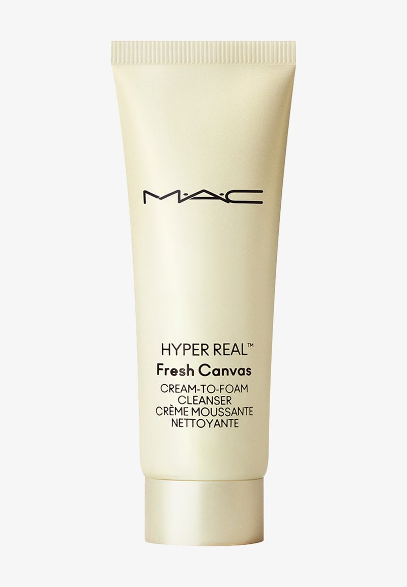 MAC Hyper Real Fresh Canvas Creme-zu-Schaum-Reiniger in einer beigen Quetschtube mit schwarzem Text und Schraubverschluss.
