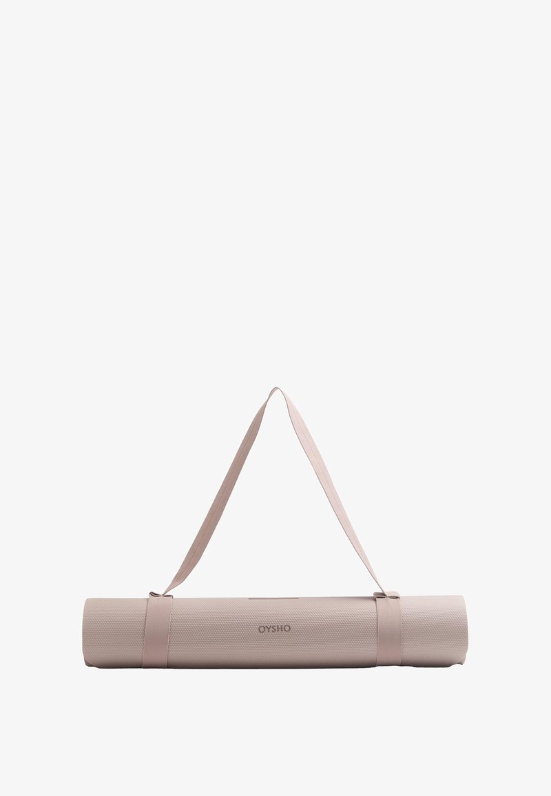 Gerolde lichtroze yoga mat met een textuuroppervlak en een verstelbare draagriem, met het "OYSHO" logo in het midden.