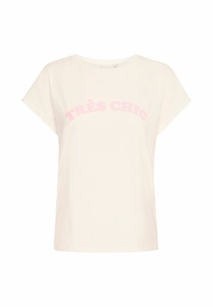 Camiseta de algodón blanca con mangas tipo cap, que presenta el texto rosa "TRÈS CHIC" en un diseño curvado en la parte delantera. Textura suave, ajuste relajado.