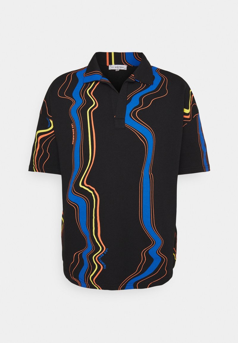 Polo shirt a maniche corte in tessuto nero con linee ondulate colorate in blu, arancione e giallo. Include un colletto e dettagli laterali.