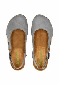 Scarpe chiuse in suede grigio con una soletta marrone testurizzata, ritagli laterali e cinturino regolabile con un accento beige. Logo verde visibile all'interno.