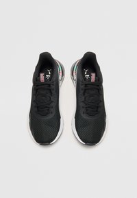 Černé síťované tenisky se šněrováním, které mají barevný květinový vzor na opěrce paty, bílou mezipodešev a strukturovanou gumovou podešev.