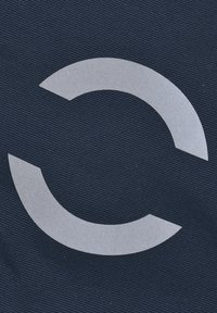 Țesătură neagră cu o suprafață texturată, având un logo mare, curbat, de culoare gri deschis, plasat în centrul acesteia.