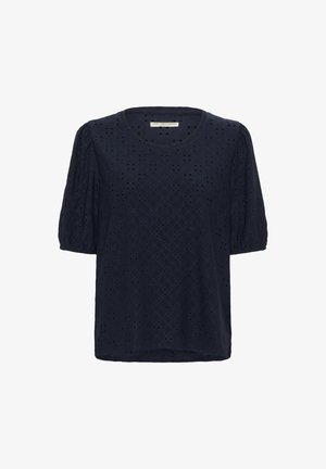 Tumši zila blūze, kas izgatavota no strukturēta auduma, ar puffētiem īsajiem piedurknēm un rombu formas acu izšuvuma rakstu. Apaļš izgriezums, brīvs piegriezums.