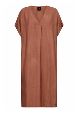 Rūsganā krāsas kleita ar V veida izgriezumu, īsām piedurknēm un vaļēju piegriezumu. Izgatavota no teksturēta auduma, ar centrālu locījumu, kas piešķir papildus detaļas.