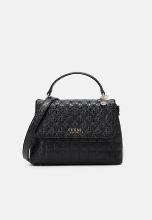 Schwarze, gesteppte Guess-Handtasche mit oberem Griff, Schulterriemen und goldenem Logo auf der Vorderklappe mit Musterstruktur.