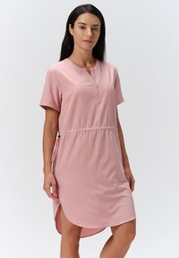 Rosa Kurzarmkleid mit Notch-Kragen, verstellbarem Zugbund und seitlichen Schlitzen. Weiche Textur und leichtes Material.