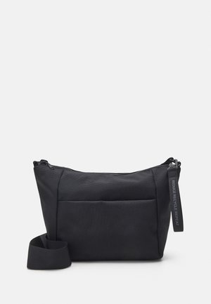 Sort skuldertaske med forlomme, bred rem, lynlåslukning og et mærke, hvor der står "REDUCE RECYCLE REPEAT", på en ensfarvet lys baggrund.