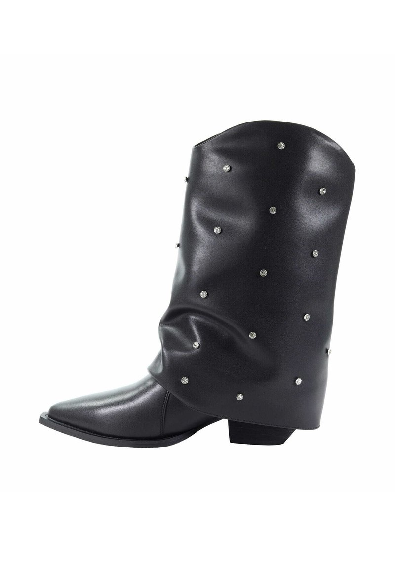 Czarny skórzany botek za kostkę z pionowym noskiem, posiadający wysoką, zwiewną cholewkę ozdobioną metalowymi ćwiekami. Matowe wykończenie z niskim, blokowym obcasem.