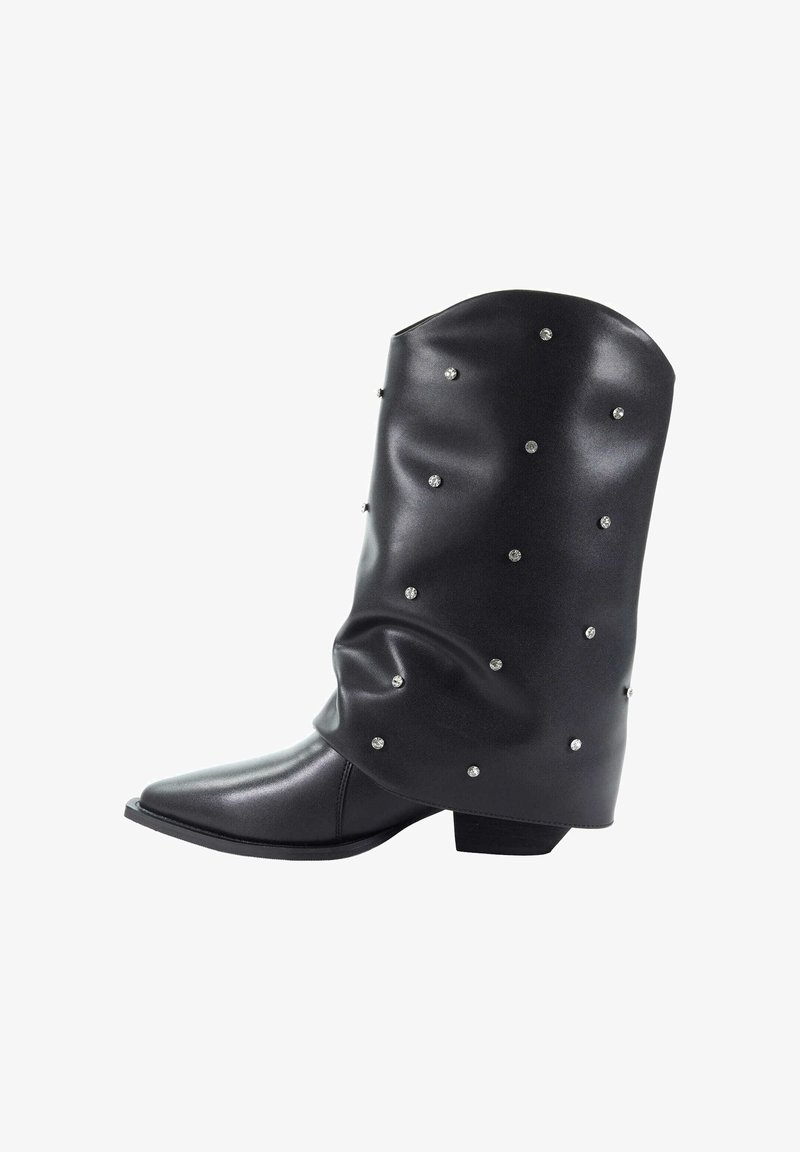 Czarny skórzany botek za kostkę z pionowym noskiem, posiadający wysoką, zwiewną cholewkę ozdobioną metalowymi ćwiekami. Matowe wykończenie z niskim, blokowym obcasem.