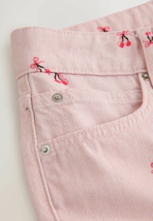 Růžová denímová tkanina s vyšitými třešňovými vzory, kovovými detaily a standardním tvarem kapes. Měkká textura s výraznými švy.