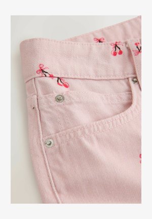 Lyserød denimstof med broderede kirsebærdesigns, metalhardware og standard lommeform. Blød tekstur med markante syninger.