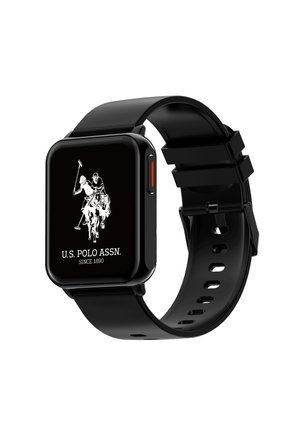 Smartwatch digitale nero con schermo rettangolare che mostra il logo U.S. Polo Assn. e cinturino regolabile in silicone nero con chiusura a fibbia.