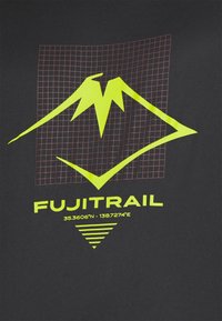 Musta kangas T-särk, millel on julge kollane mägigraafika, ruudustik ja tekst "FUJITRAIL" koos geograafiliste koordinaatidega.