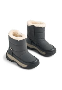 Szare ocieplane buty z puszystą białą sztuczną futrzaną wyściółką, pikowaną cholewką, teksturowaną czarną gumową podeszwą oraz subtelnymi bocznymi akcentami.