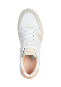 Białe sneakersy z zamszowymi akcentami w odcieniach beżu i jasnego pomarańczu. Oferują zielone detale, okrągły czubek, płaskie sznurówki oraz teksturowaną wkładkę z brandingiem.