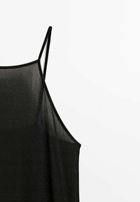 Débardeur noir côtelé avec fines bretelles spaghetti et encolure carrée sur fond blanc.