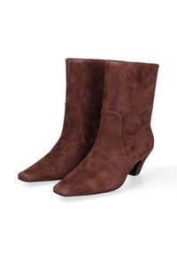 Stivali ankle in suede marrone con punta affusolata e tacco basso. La texture liscia e il design minimale ne esaltano l'eleganza.