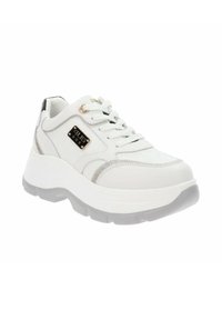 Scarpa sportiva bianca realizzata in materiale sintetico, con suola spessa e traslucida, dettagli metallici e una sottile lavorazione testurizzata.