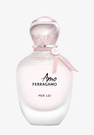 Eine Parfümflasche aus satiniertem Glas mit strukturiertem Verschluss, blassrosa Band und der Aufschrift "Amo Ferragamo Per Lei" auf weißem Hintergrund.