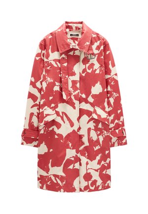 Długi płaszcz z czerwonym i kremowym abstrakcyjnym kwiatowym wzorem, kołnierzem, przednimi kieszeniami oraz detalami klamry na pasku przy szyi i mankietach.