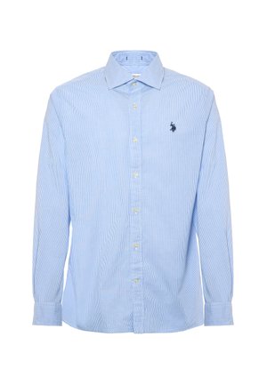 Camicia a maniche lunghe a righe blu chiaro con colletto classico, bottoni frontali e un piccolo logo scuro ricamato sul petto.