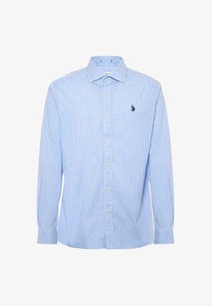 Camicia a maniche lunghe a righe blu chiaro con colletto classico, bottoni frontali e un piccolo logo scuro ricamato sul petto.