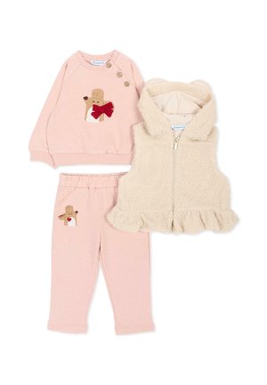 Ensemble doux rose pour tout-petit avec sweat-shirt et pantalon présentant des patchs chien et cœur, associé à une veste à capuche toute douce couleur crème avec ourlet à volants.