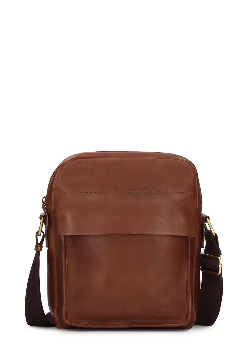 Borsa messenger in pelle marrone con una texture liscia, chiusura a patta, tracolla regolabile e tasca frontale con dettagli di cuciture.