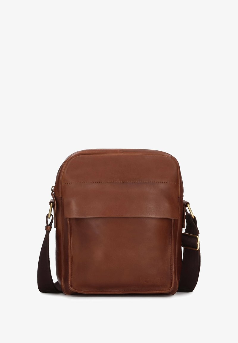 Borsa messenger in pelle marrone con una texture liscia, chiusura a patta, tracolla regolabile e tasca frontale con dettagli di cuciture.