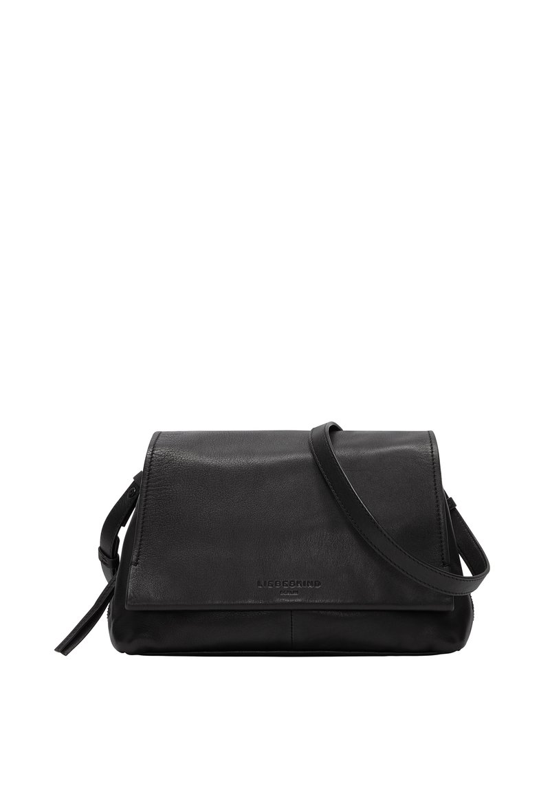 Czarna skórzana torebka crossbody z klapką, regulowanym paskiem, gładką teksturą i subtelnym wytłoczonym logo z przodu.