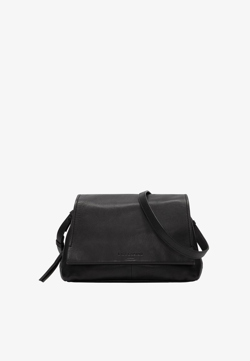 Czarna skórzana torebka crossbody z klapką, regulowanym paskiem, gładką teksturą i subtelnym wytłoczonym logo z przodu.