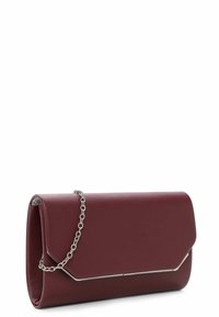 Pochette bordeaux en cuir lisse, dotée d'une bandoulière chaîne argentée et d'un élément de design géométrique sur le devant.