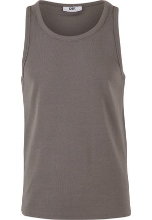 Débardeur gris à côtes avec un col rond et de larges emmanchures. Fabriqué en tissu extensible, il présente une coupe régulière et un design minimaliste.