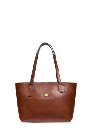 Borsa tote in pelle marrone con doppi manici e un piccolo emblema ovale dorato al centro anteriore.
